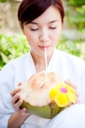 Conheça os benefícios da água de coco e aproveite o verão com saúde