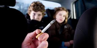 Fumar dentro do carro engloba três tipos de tabagismo