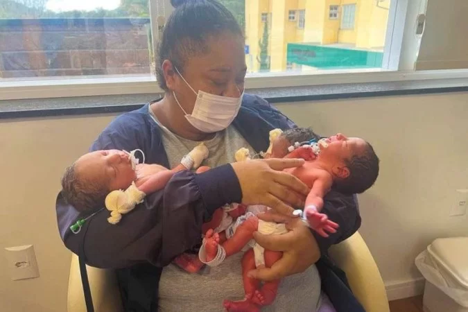 Mulher dá à luz trigêmeos 10 meses após ser mãe de gêmeos