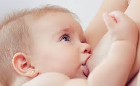 Mães devem amamentar seus bebês mesmo testando positivo para a Covid-19