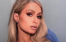 Paris Hilton veste criações de Carlos Miele