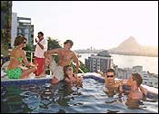 Festas em piscinas esquentaram o verão carioca